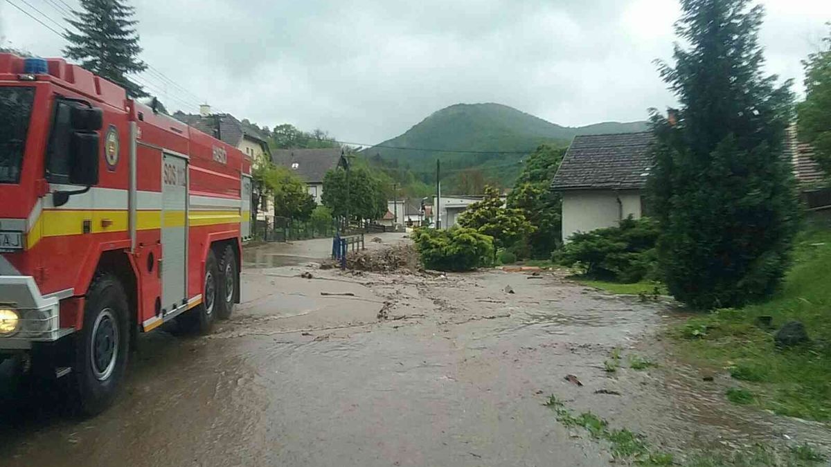 Na Slovensku se protrhla hráz a zaplavila obec, hlásí jednu oběť